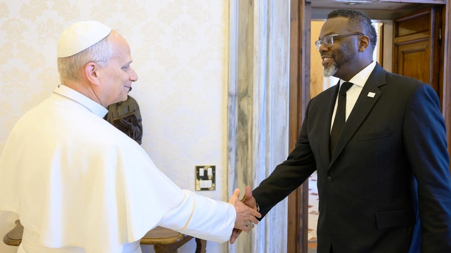 pope-leo-meets-with-chicago’s-far-left-mayor,-george-floyd’s-family-lawyer-at-the-vatican