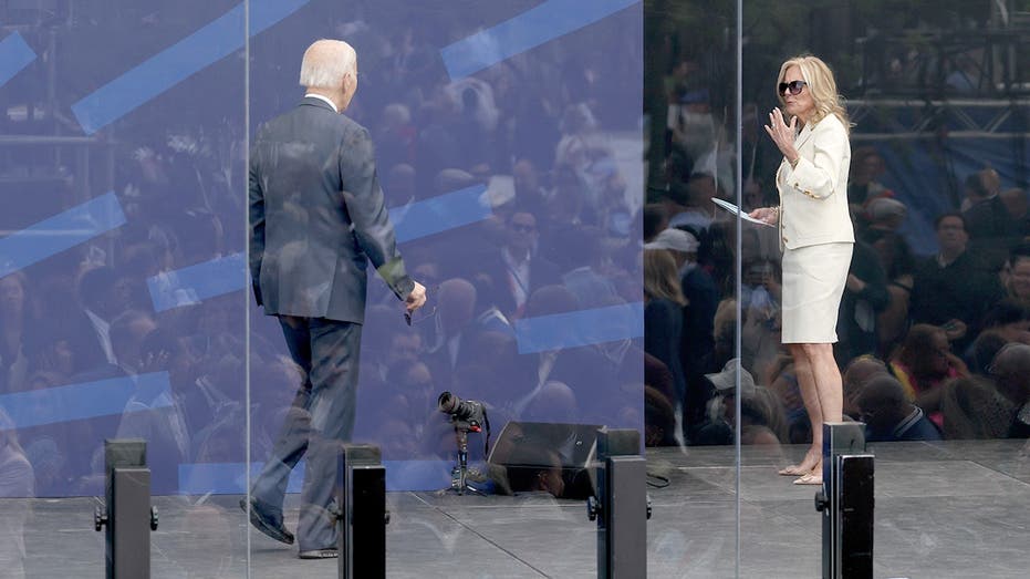 watch:-would-be-second-term-president-biden-left-searching-for-family-on-stage-after-obama-center-opening