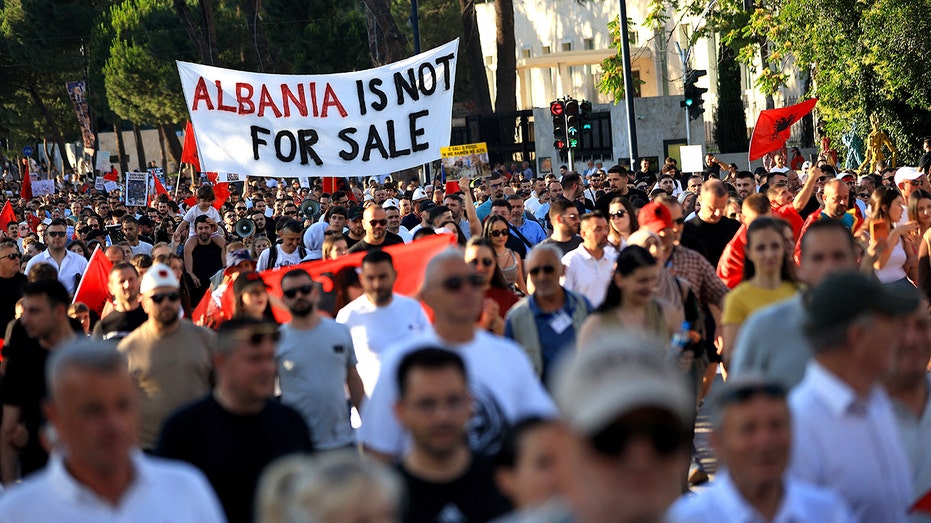 albanian-protesters-flood-streets-demanding-prime-minister’s-resignation-amid-corruption-accusations
