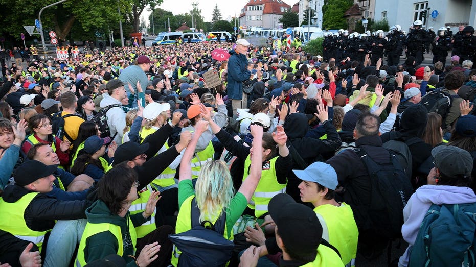 tens-of-thousands-of-far-left-protesters-clash-with-police-in-anti-conservative-party-riots