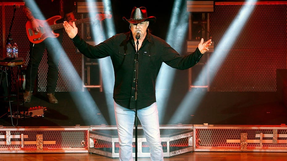 Trace Adkins premieres patriotic song as ‘Chicago’ says FIFA guests prove American greatness