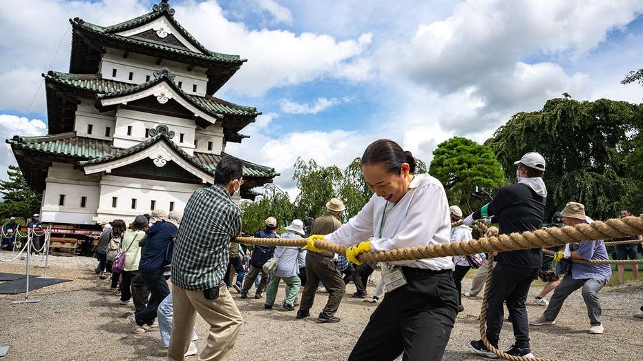 hundreds-of-volunteers-pull-360-tonne-historic-japanese-castle-back-into-place-by-hand
