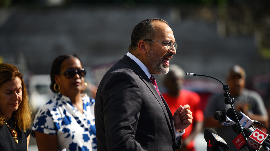 non-citizen-police-officers-approved-after-dem-says-ice-‘invasion’-‘sends-a-message’