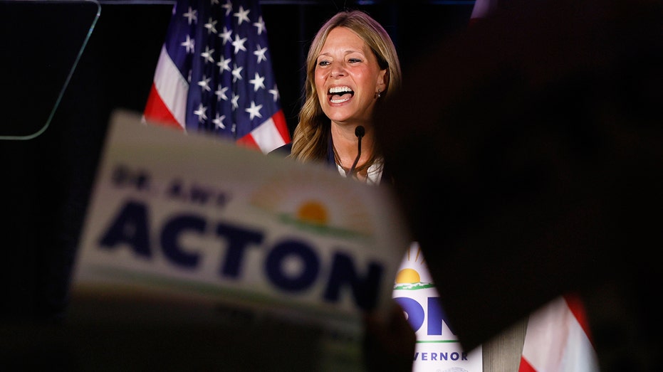 dem-handlers-lash-out-when-cameraman-confronts-their-boss-about-debate:-‘no-pictures’