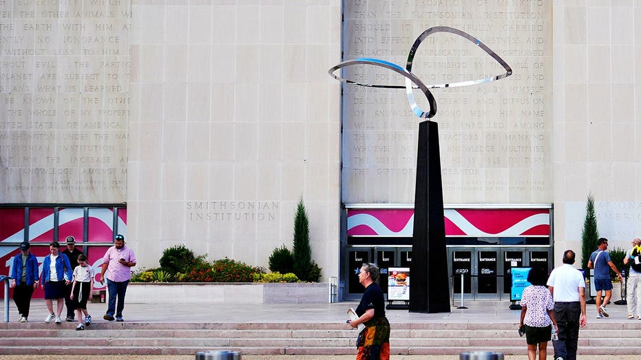 trump-gives-smithsonian-days-to-replace-‘strange-modernist-sculpture’-with-founding-father