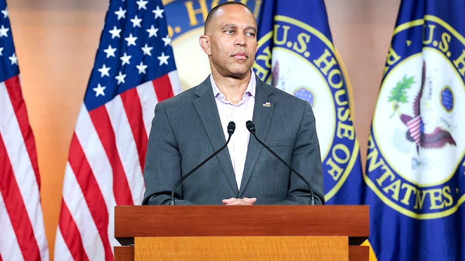 democrat-rebels-defy-jeffries-to-hand-gop-critical-win-just-before-midterms