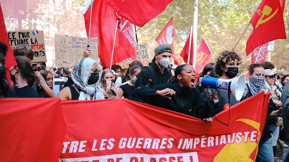 french-school-riots-deepen-as-experts-point-to-far-left-alliance-fueling-‘broader-confrontation’